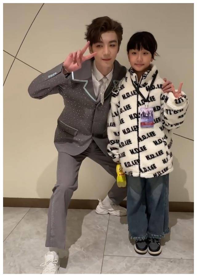 张丹峰携家人观看继子演唱会,洪欣挥舞应援牌,幸福一家四口.