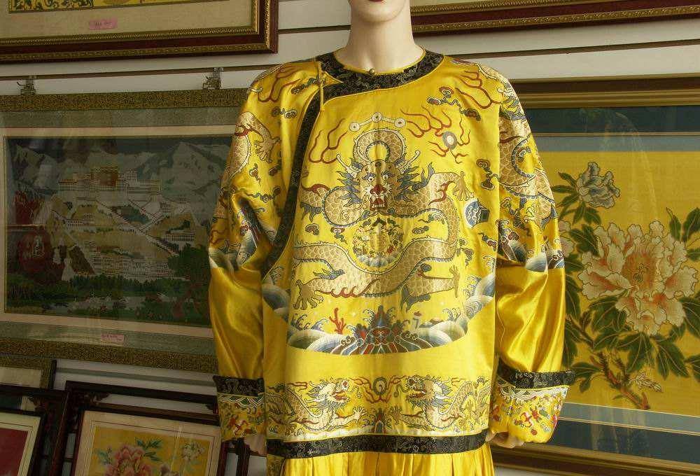 原创龙袍真的是黄色的吗别再被电视上所欺骗了很少有用黄色的