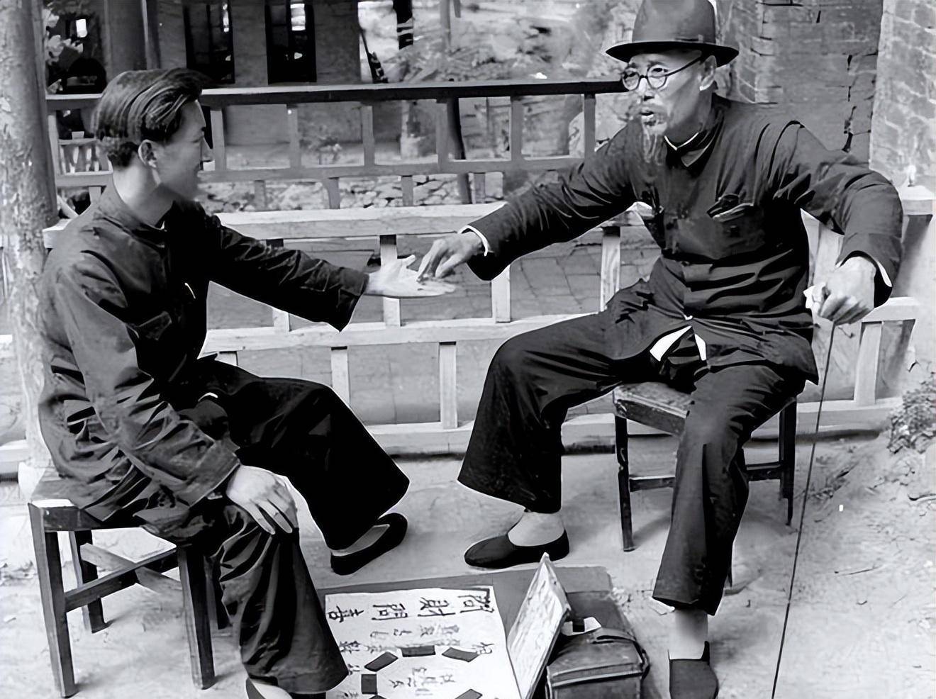 原创民国时期摸骨奇人其助手揭秘摸骨从盲人摸骨揭秘街头算命