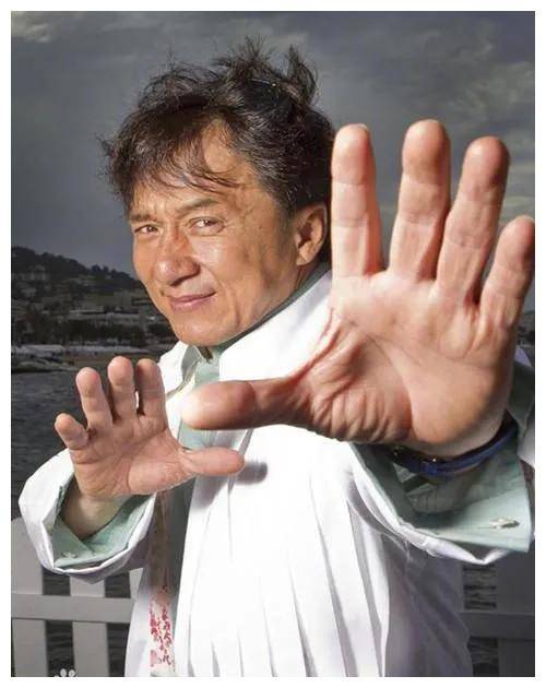 成龙影视巨星花白头发硬朗不再走路略显踉跄