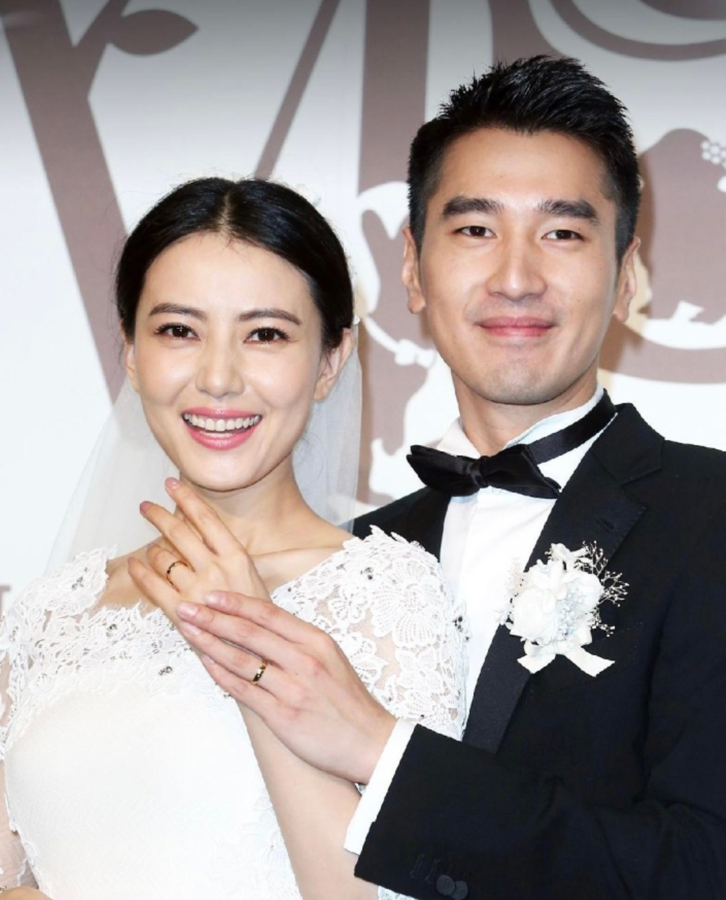 高圆圆回婆婆家庆生,趁女儿没注意,与赵又廷偷偷亲亲_夫妻俩_台北