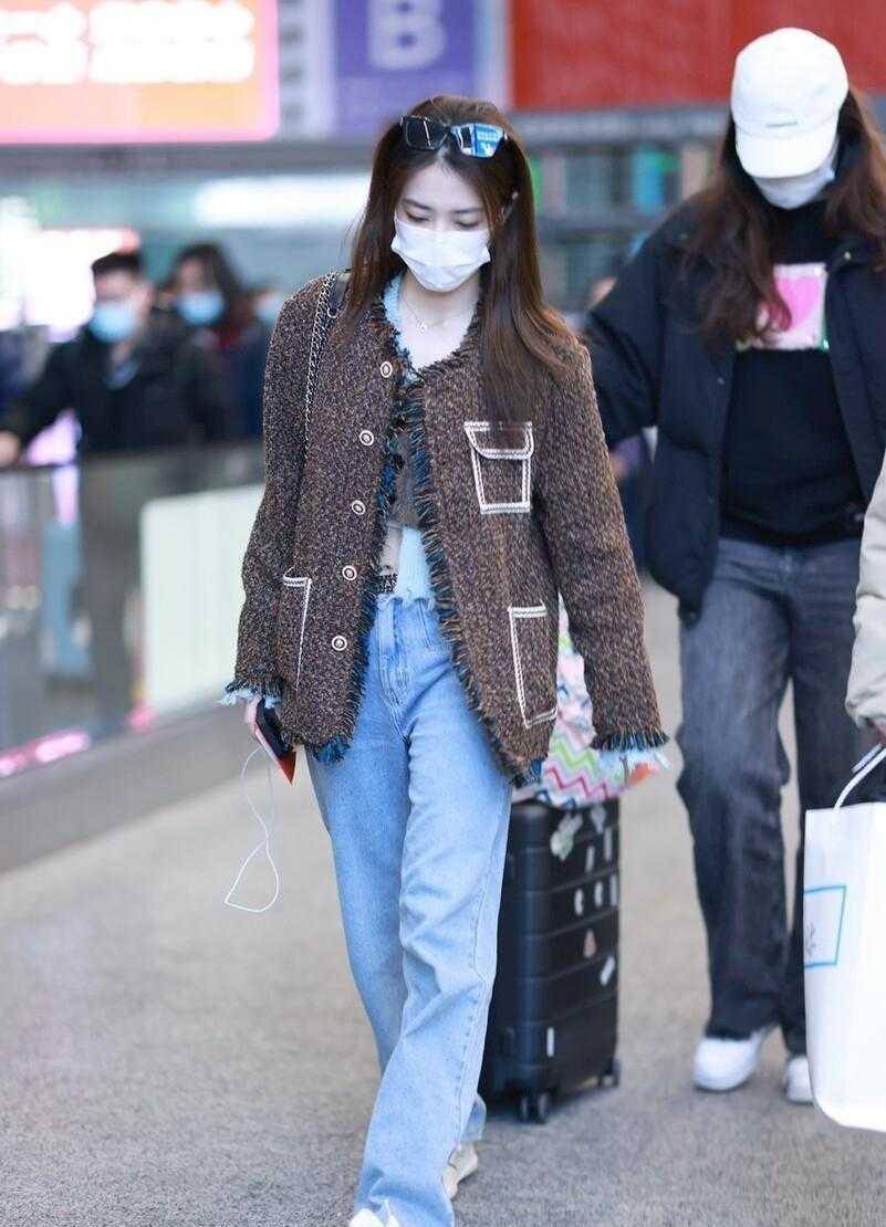 徐璐这身衣服使用休闲风的小香风外套来搭配高腰款式的牛仔裤,看上去