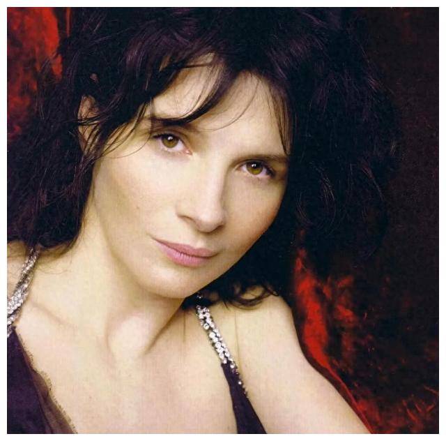 原创女王朱丽叶比诺什再度惊艳限制级艺术片探索