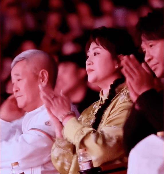 赵本山出席首届澳门国际喜剧节马丽宋小宝陪同全场明星起立迎接看呆国