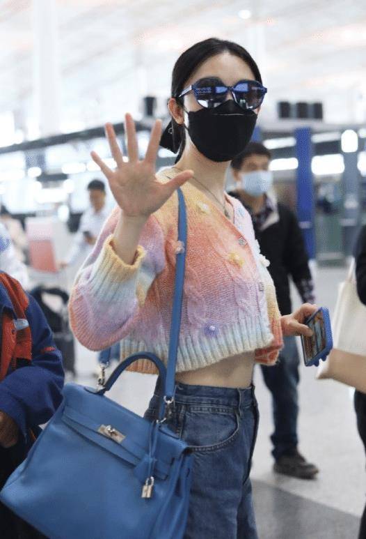 张俪在上半身穿了一款短款的露脐装,短款的露脐装穿在她的身上显得