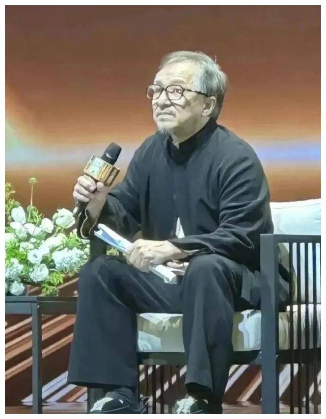 成龙大哥身穿黑色中山装,佩戴黑框眼镜,看上去依旧充满活力.