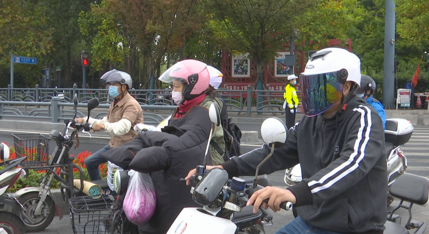 原创骑车要戴头盔为什么查电动车头盔变少了行内人把原因都告诉你