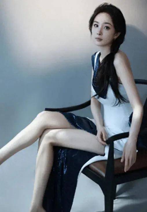 杨幂最新线下照片独家曝光完美线条揭示腿精属性魅力无法抵挡