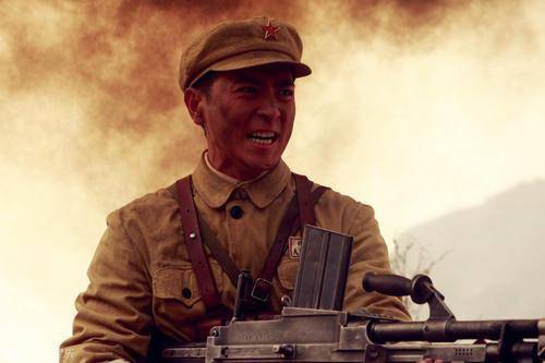 "庞金荣老远就发现来人胸前佩戴着一块红三角布,马上命令机枪掩护.