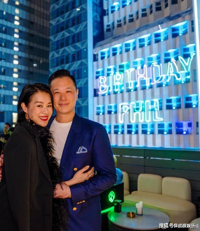 就在前几天,她还开心po出了三个儿子的萌照,奕霆