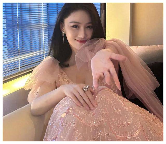 张馨予36岁亮相,粉色闪片裙大秀事业线,网友一片惊呼!_何捷_身材_生活