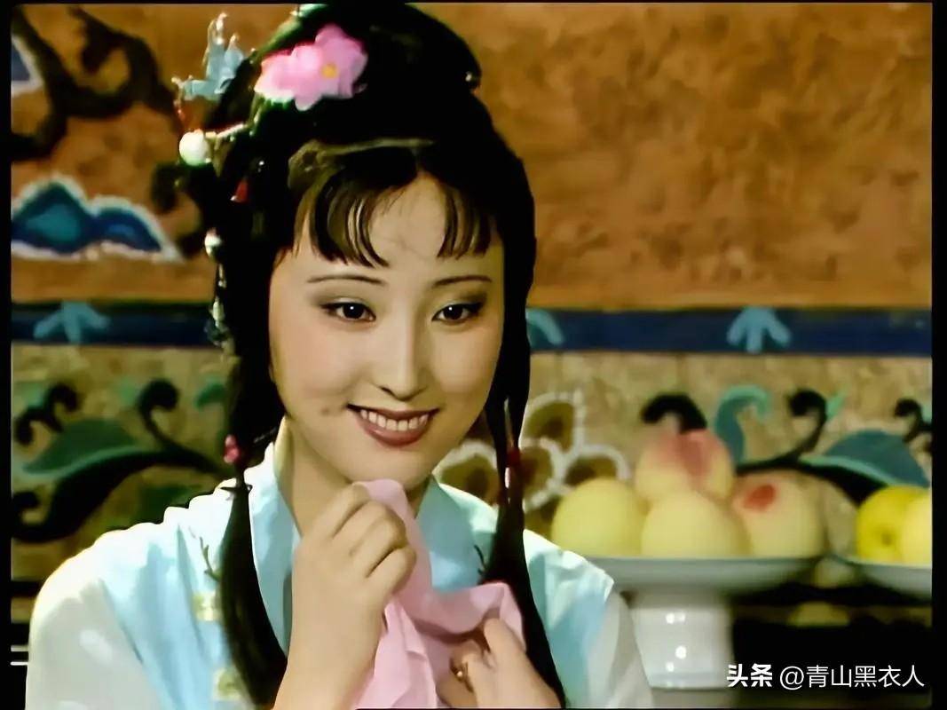 她的一撇一笑,还有那与生俱来的气质都让大家认为她就是林黛玉本玉.