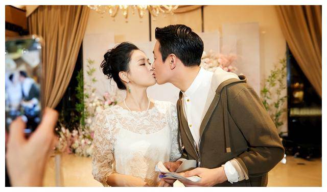 佟大为晒照为老婆庆生,夫妻穿情侣装亲吻,45岁关悦容貌身材极佳_董璇