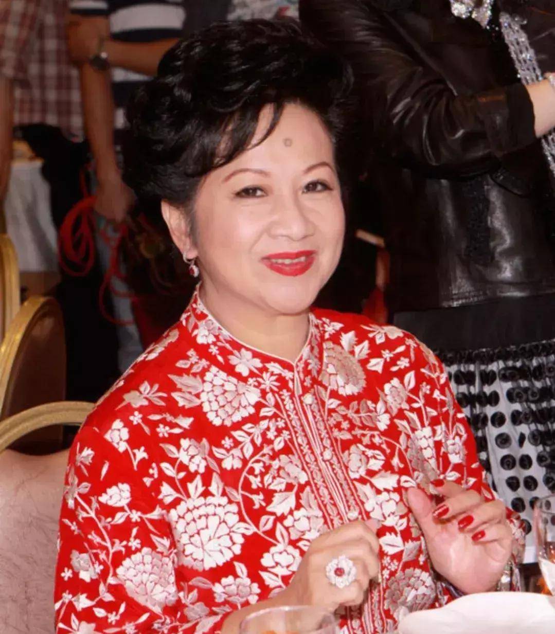 薛家燕与小17岁男友复合引热议两度拒绝求婚背后的爱情秘密揭晓