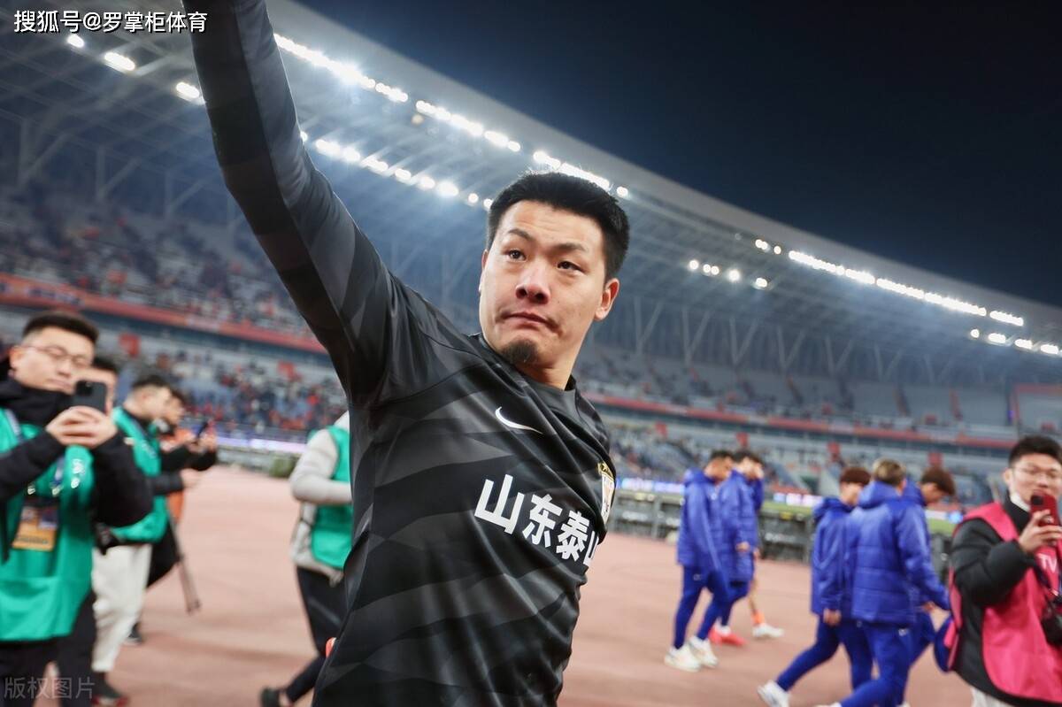 中国男足姆巴佩在欧洲联赛直接任意球破门,如今成球队金靴_邝兆雷_国