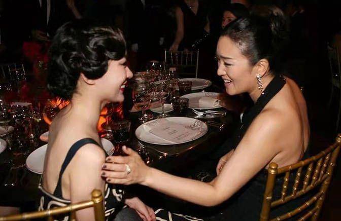 巩俐和霍思燕同框,两人气质差距太明显,巩俐不愧为是国际巨星