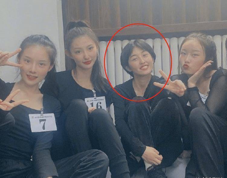 张子枫与大学同学合照,一头短发出镜笑容甜美,每张都是c位