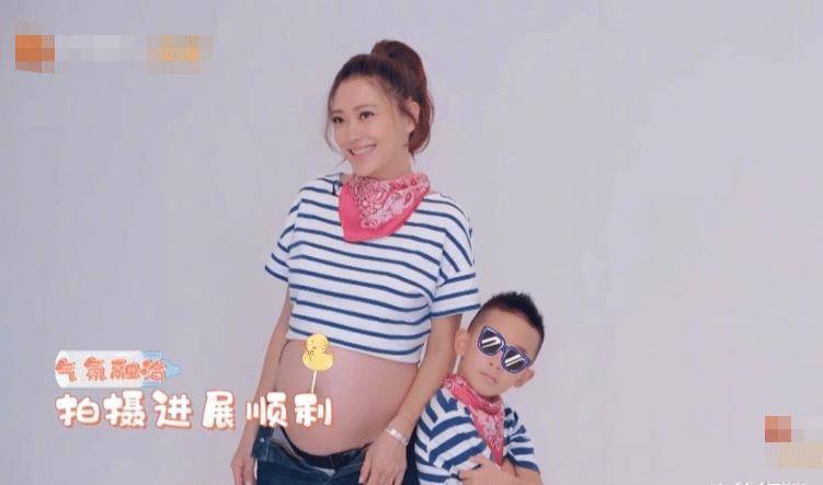 原创应采儿也太幸福了连孕妇照都是陈小春拍的被歌手耽误的摄影师