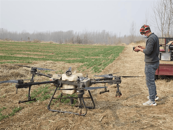 角峪镇角西村无人机喷洒农药促小麦增产