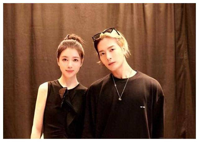 王嘉尔与大杨嫂合影与大批辣妹过分不再有君子手