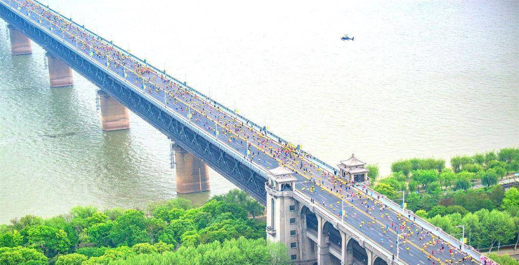 成立后修建的第一座公铁两用的长江大桥,也是武汉市的标志性建筑之一