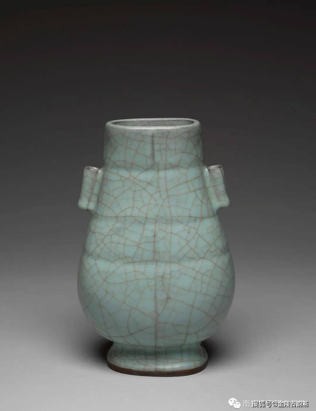 两件苏富比（Sotheby's）香港“南宋官窑八方弦纹瓶” 清仿之争议_