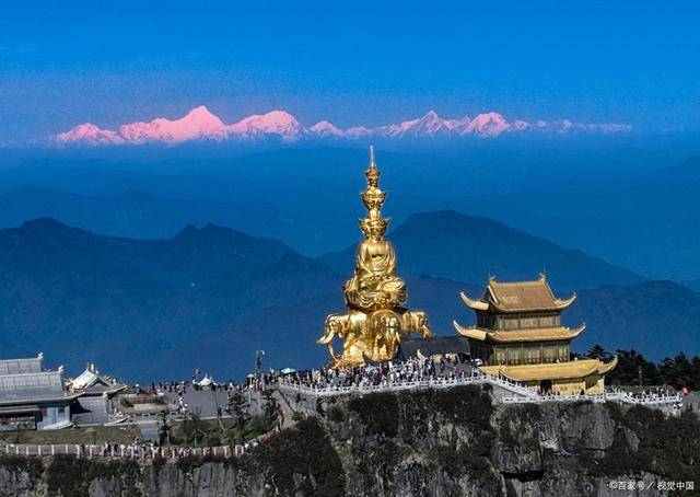早上乘车前往峨眉山,游览峨眉山风景名胜区.