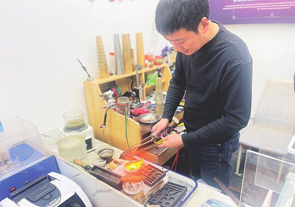 山西太原年轻人热衷打金黄金首饰咋买更划算