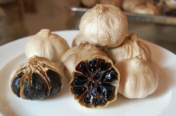 黑蒜含有丰富的抗氧化物质和微量元素,能够促进血液循环,增强体力,为