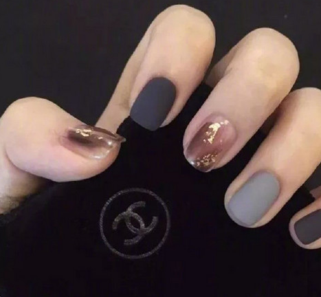 夏天那么热,不如做个冷淡风美甲降降温,你们觉得呢?