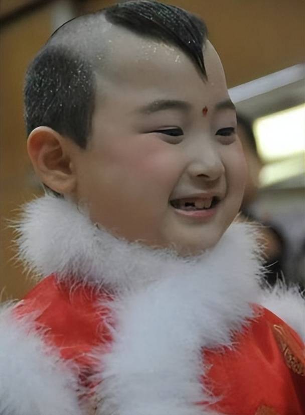 "年画娃娃"邓鸣贺:6岁上春晚8岁离世,患病时还在继续演出,悲剧谁买单?