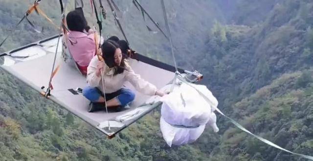 重庆有个奇特的酒店每晚188万却让顾客睡在悬崖之上