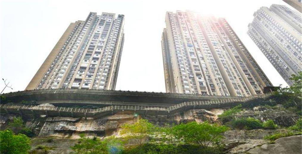 原创重庆的奇葩小区楼下是悬空栈道悬空落差将近百米