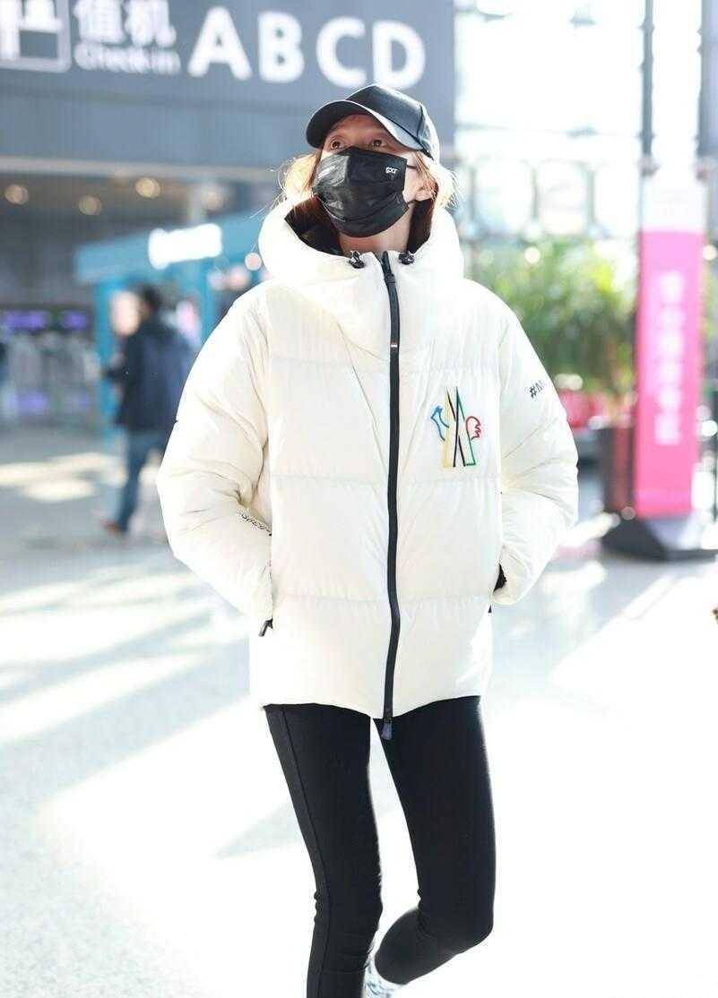 原创关晓彤教科书级别的穿搭羽绒服配瑜伽裤超显腿长保暖又洋气