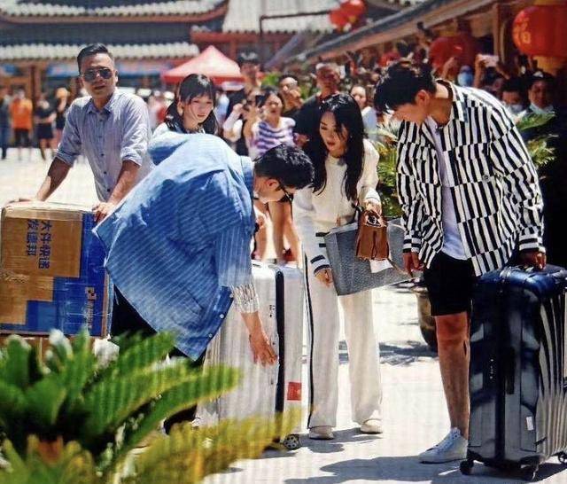 原创赵丽颖化身管家菜市场拿笔记账好认真被黄晓明强拉箱子欢乐多