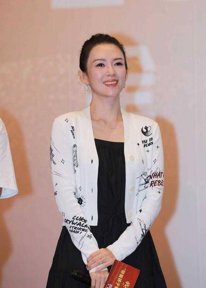 章子怡越穿越年轻,针织开衫配抹胸小黑裙俏皮减龄,哪像70后