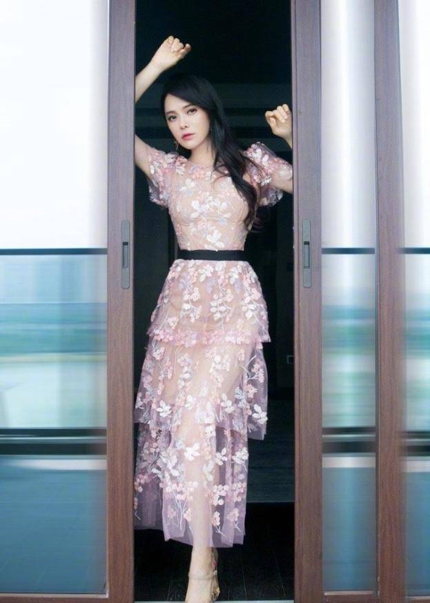 原创二婚的伊能静就是敢穿穿红色少女裙配黑丝袜好身材大婶辈少见