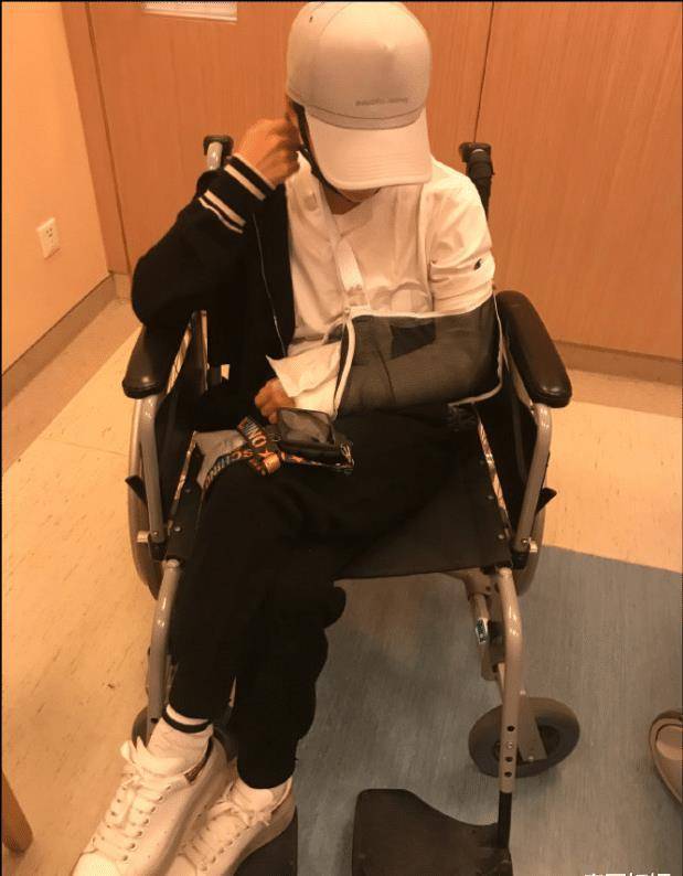 原创谢楠手术成功出院吴京心疼老婆图文并茂幽默调侃夫妻都是狠人
