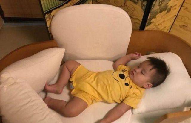 个爱的结晶,那就是"小老虎",肉嘟嘟的模样简直和蔡远航小时候一模一样