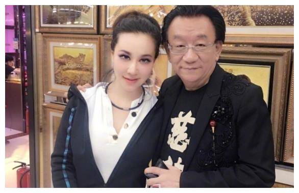 相声表演艺术家侯耀华妻子早就走了和安娜金谈恋爱不算错误