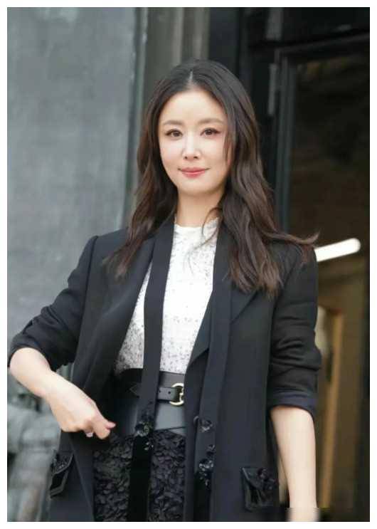 巴黎这一夜,莫文蔚五官下移,林心如发福明显,这三位小花被期待_艾米