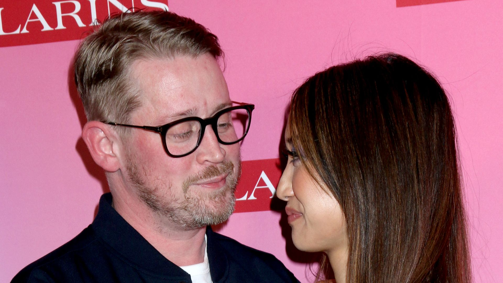 麦考利·卡尔金和布伦达·宋:在红毯上甜蜜亮相