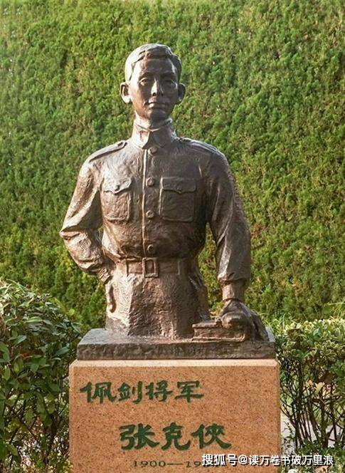 1937年7月7日卢沟桥事件爆发后,何基沣先后担任第77军179师师长,副