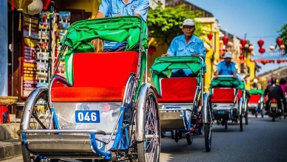 越南十八怪男人头上绿帽戴人力三轮倒着踩网友大开眼界