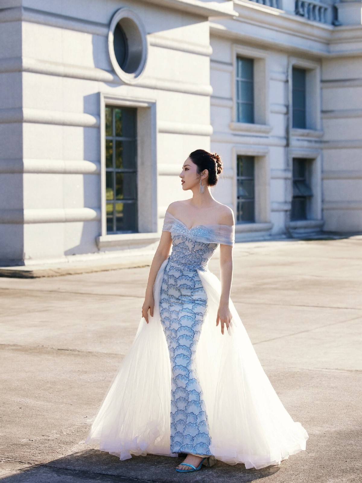 被黑龙江美女董璇惊艳到!穿抹胸裙变"大号水蜜桃",性感又迷人