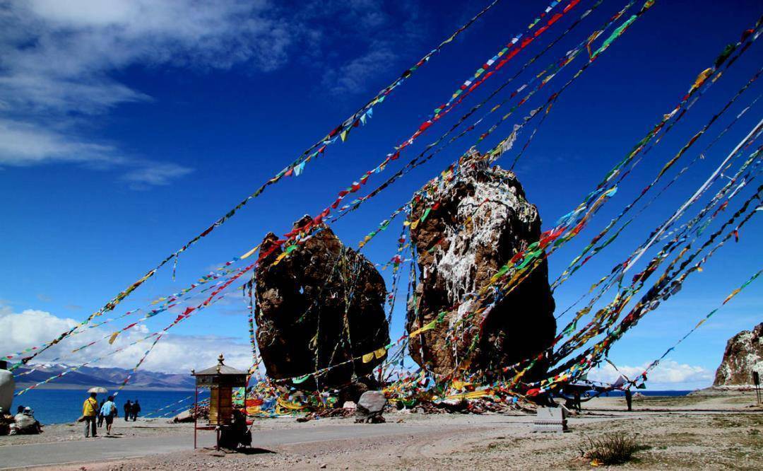 纳木错在藏语里就是天湖的意思,因为湖面海拔为4718米是世界上海拔最