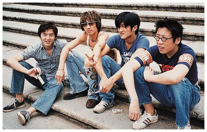 还债被嘘铁窗泪谢霆锋一曲终结四大天王却差点毁谢贤手里