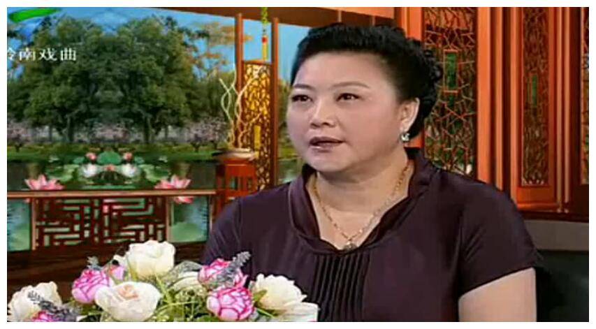 64岁的八姑黄伟香戏里嫁给谭宪炳现实中的丈夫从不出镜