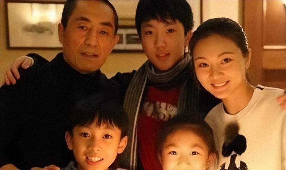 上演爱情三部曲,曾被罚款748万元,竟是因为小31岁的她_张艺谋_肖华