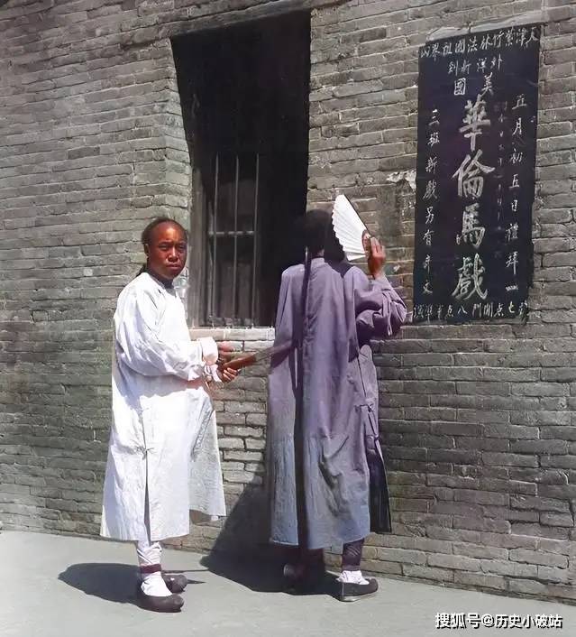 原创清末彩色老照片法国人新闻造假栽赃上海龙华寺前乞丐女子裹小脚